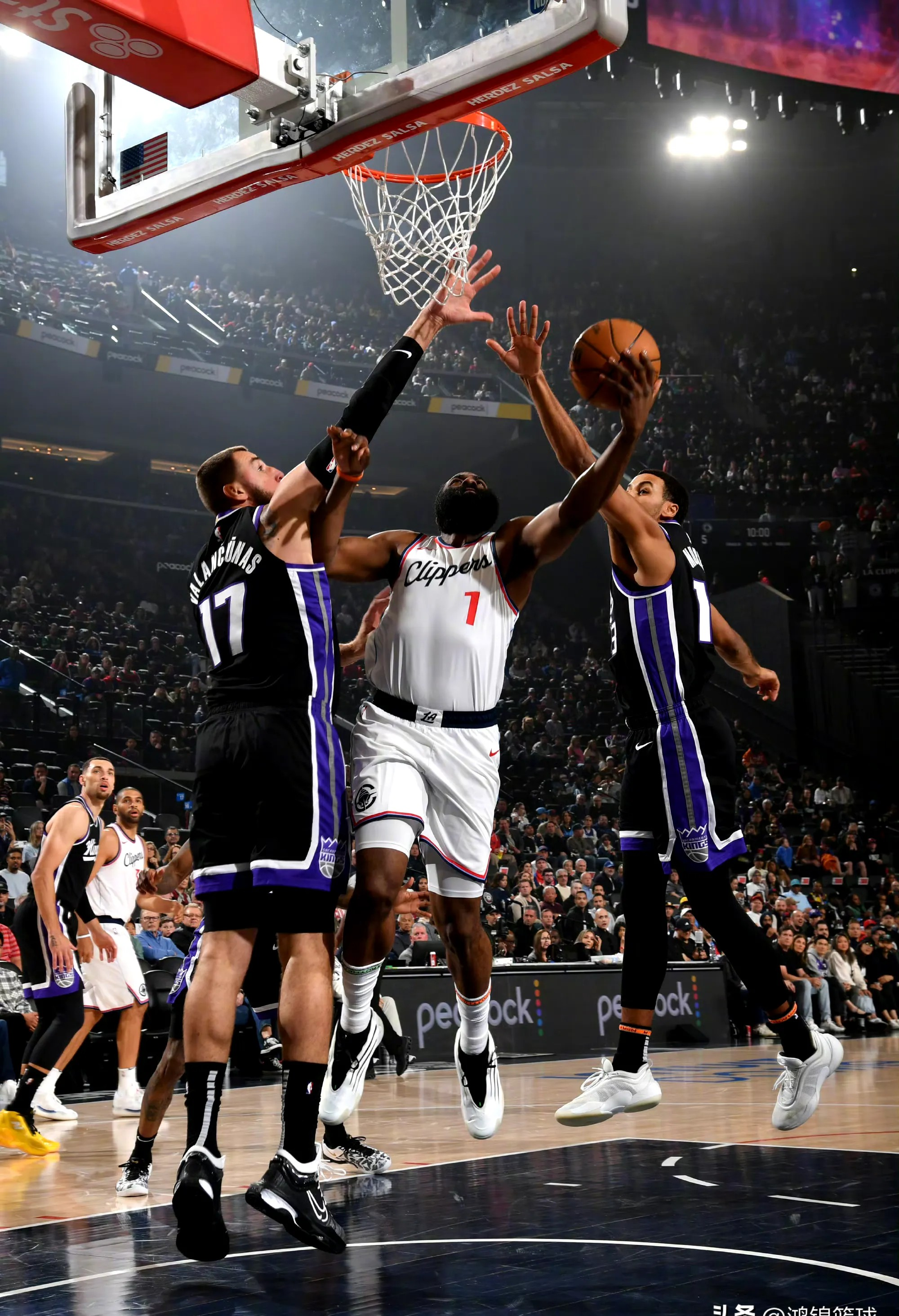 加时末段突围战来临，密尔沃基雄鹿围绕NBA季后赛篮板制胜，悬念犹存，临场指挥获称赞的简单介绍